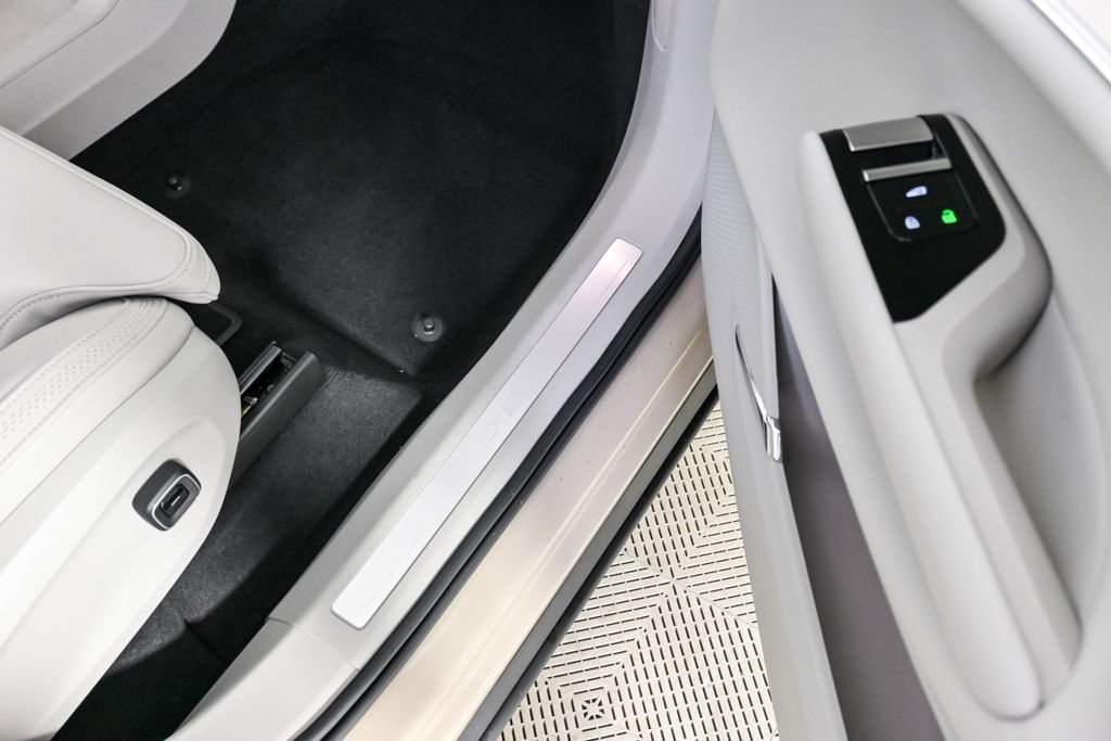Certified 2025 Volvo EX90 Ultra AWD/4WD image 28
