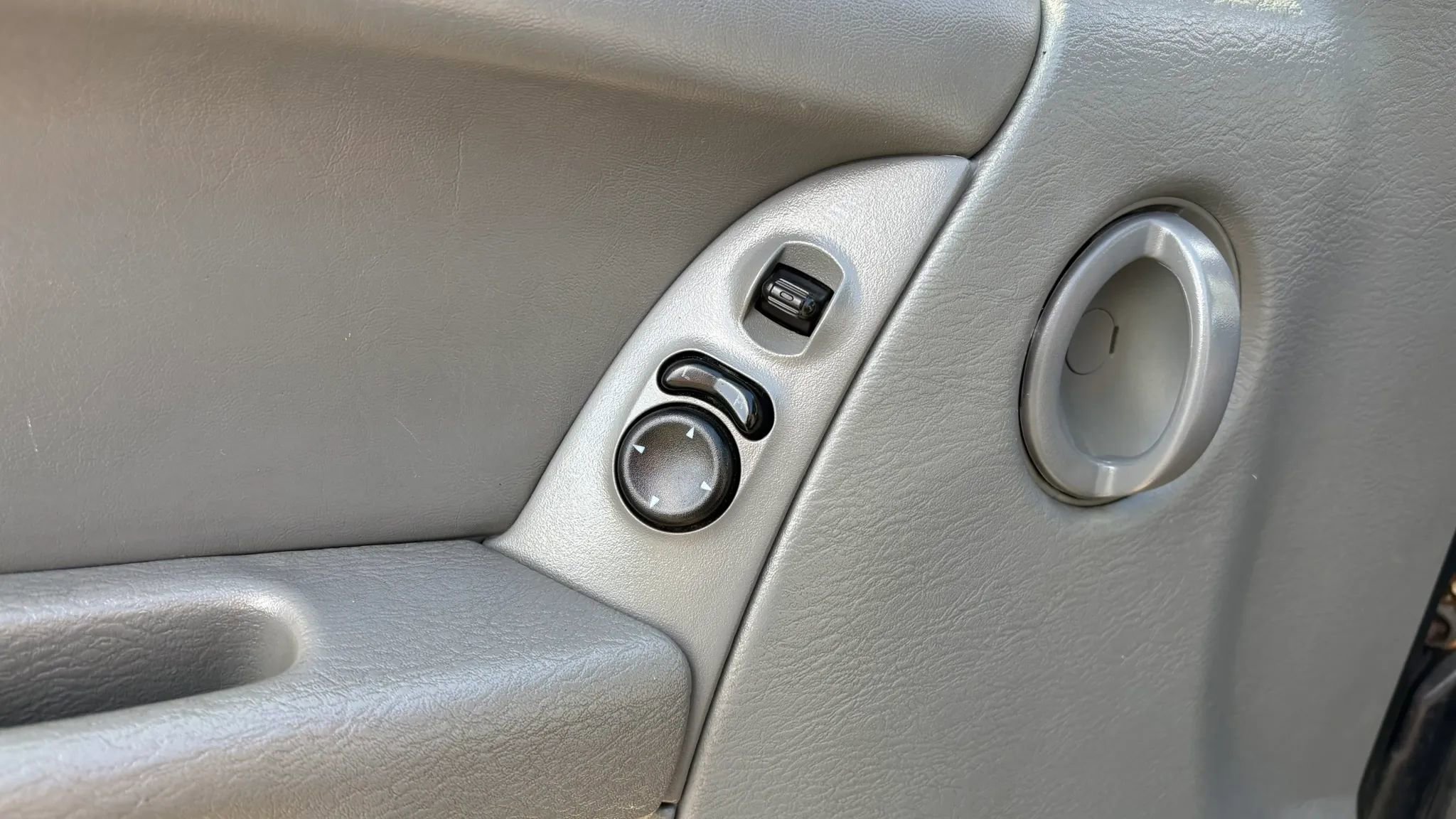 Used 2006 Jeep Liberty Sport AWD/4WD image 16