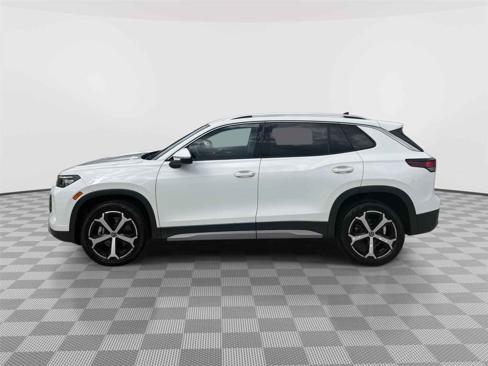 Certified 2025 Volkswagen Tiguan SE AWD/4WD image 5