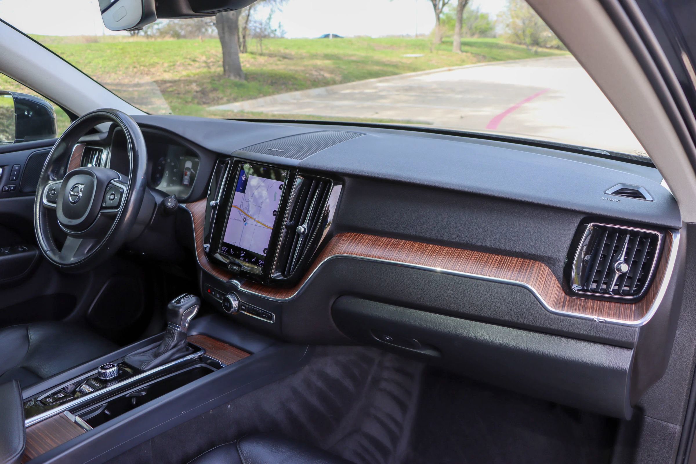 Used 2021 Volvo XC60 T6 Momentum w/ Premium Package AWD/4WD image 23