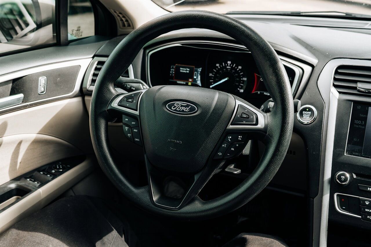Used 2018 Ford Fusion SE FWD image 24