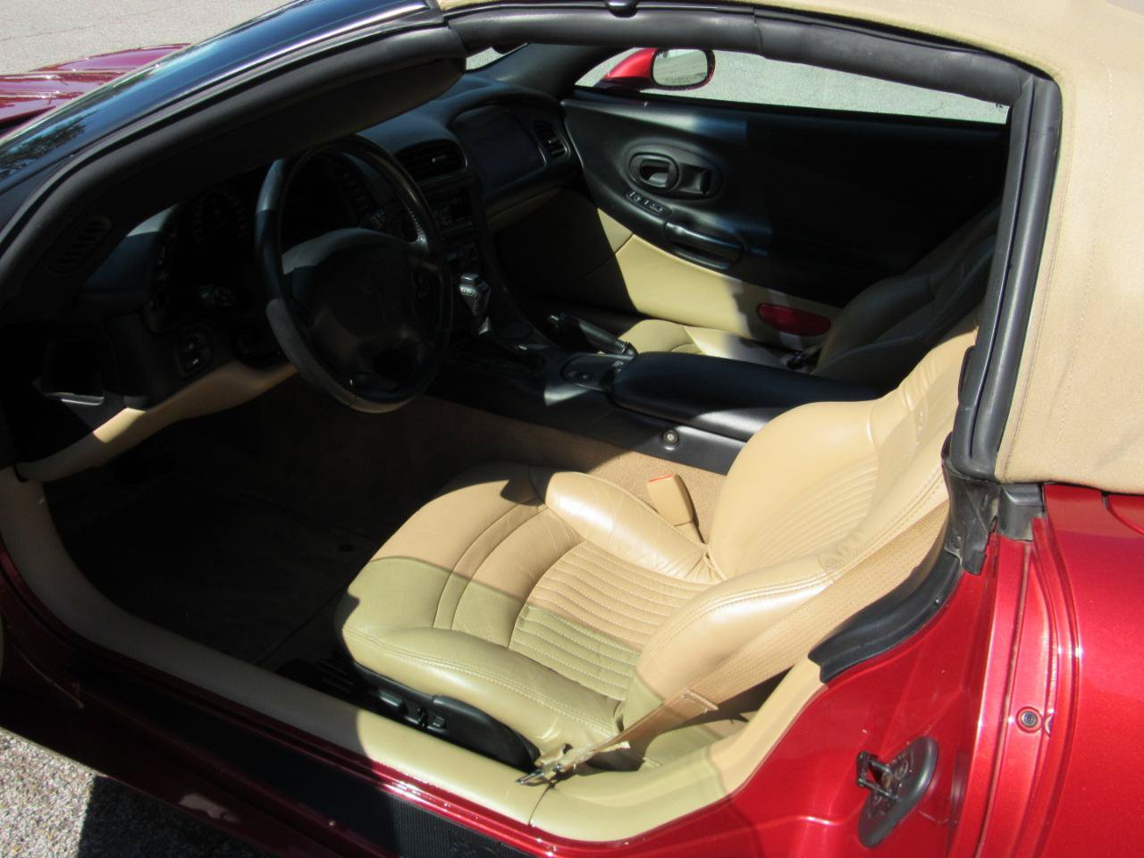 Used 2004 Chevrolet Corvette Convertible w/ Preferred Equipment Group RWD image 17
