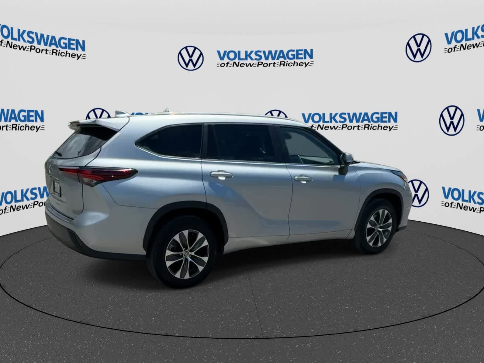 Used 2025 Toyota Highlander XLE FWD image 8
