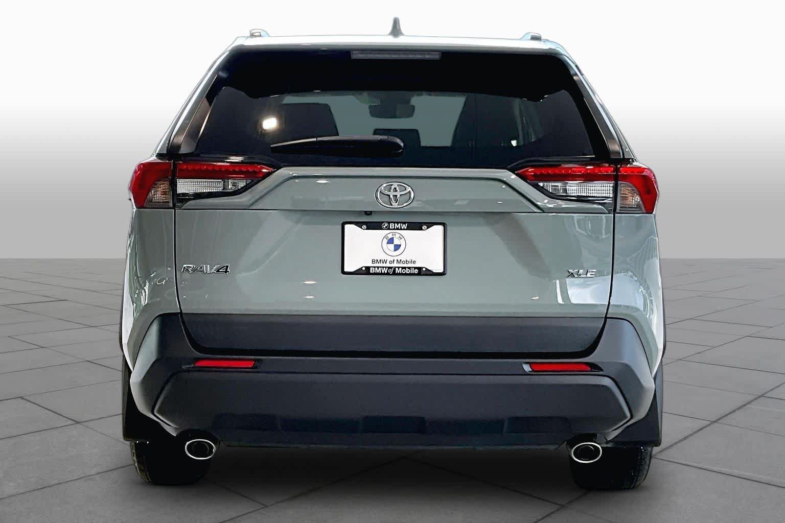 Used 2022 Toyota RAV4 XLE w/ Convenience Package FWD image 4