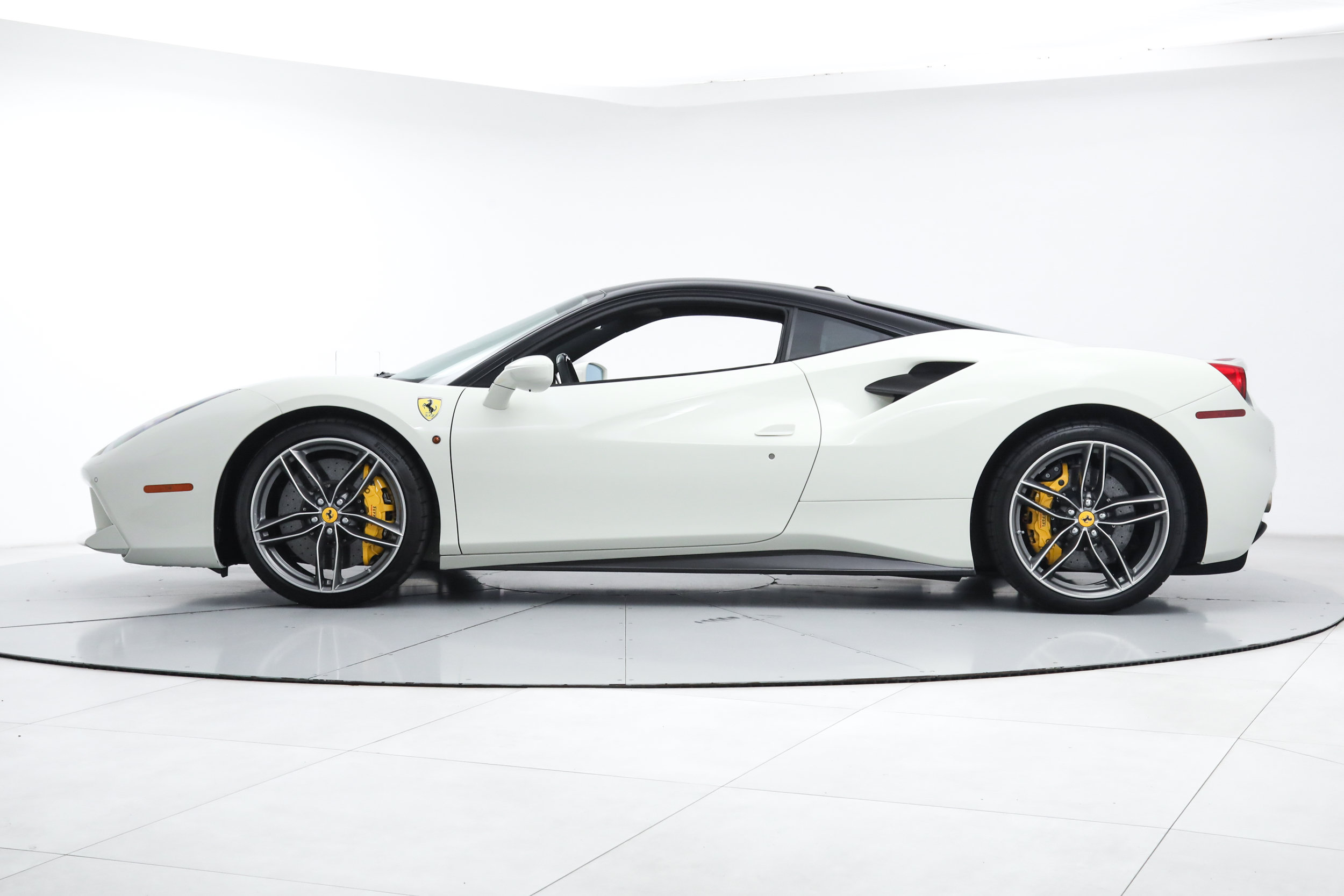 Used 2017 Ferrari 488 GTB RWD image 4