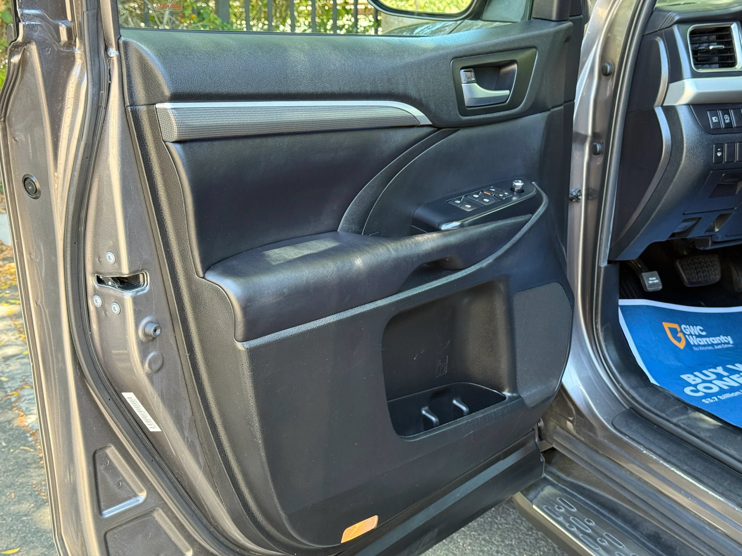 Used 2019 Toyota Highlander SE FWD image 31