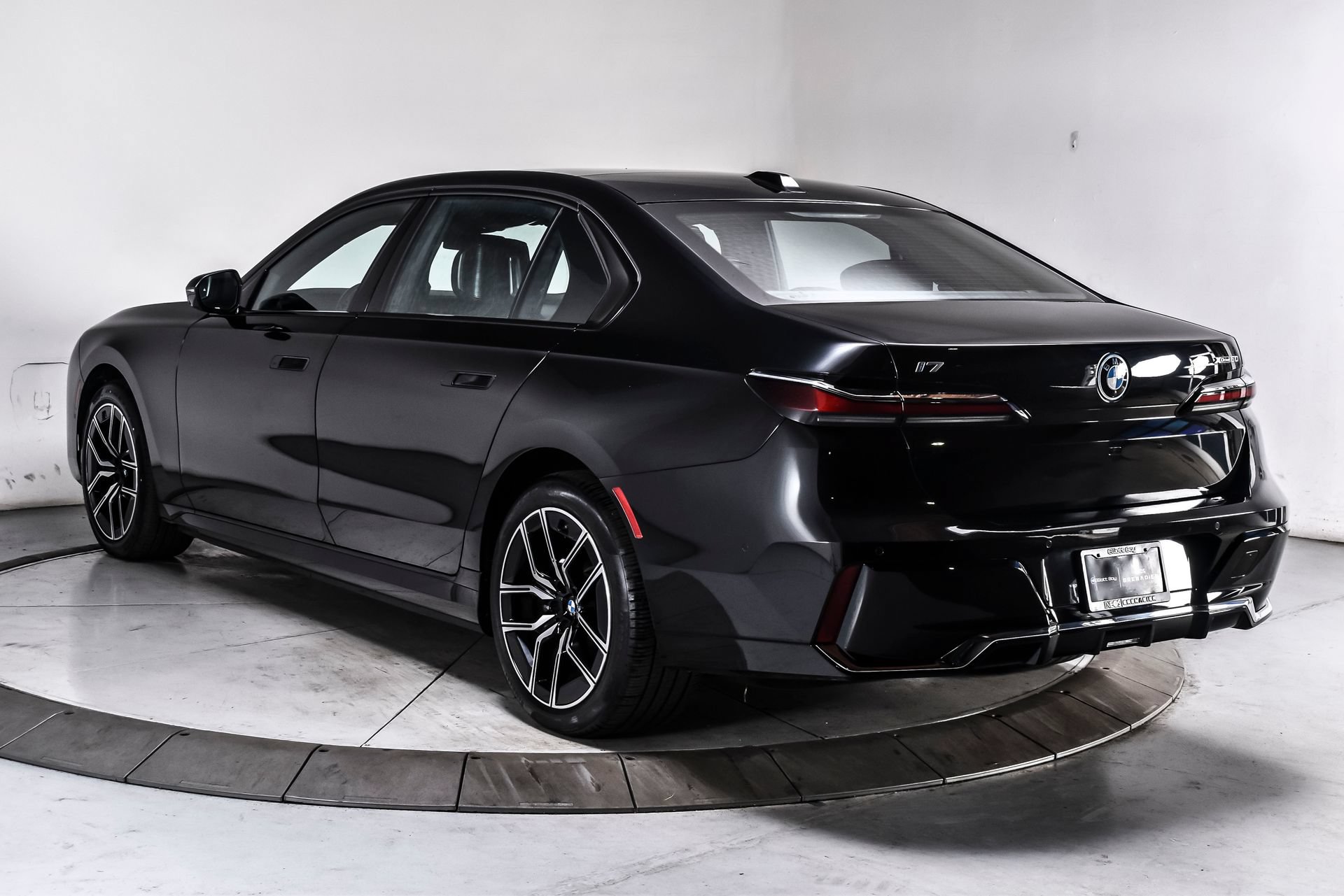 Used 2023 BMW i7 xDrive60 AWD/4WD image 4