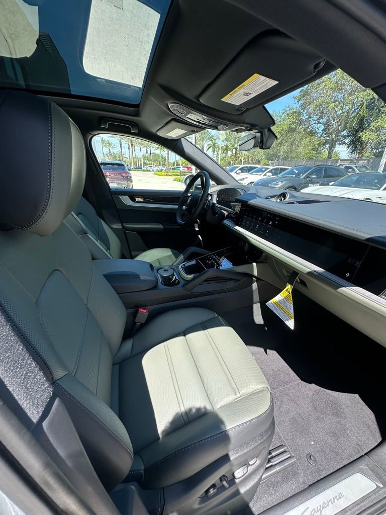 Used 2025 Porsche Cayenne Coupe image 21
