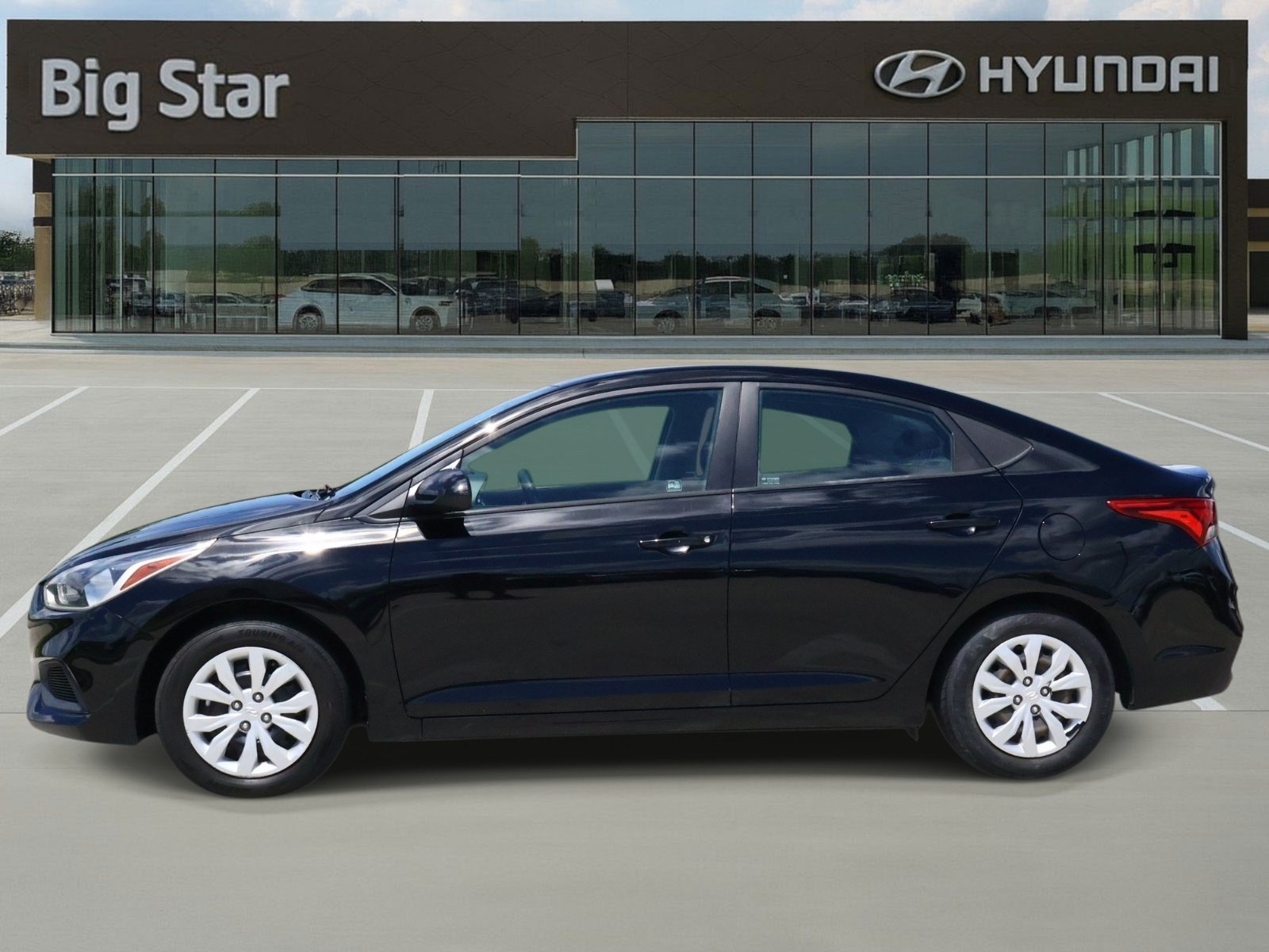 Used 2022 Hyundai Accent SE FWD image 2