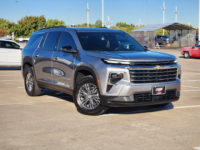 Used 2025 Chevrolet Traverse LT w/ Driver Confidence Package FWD image 2