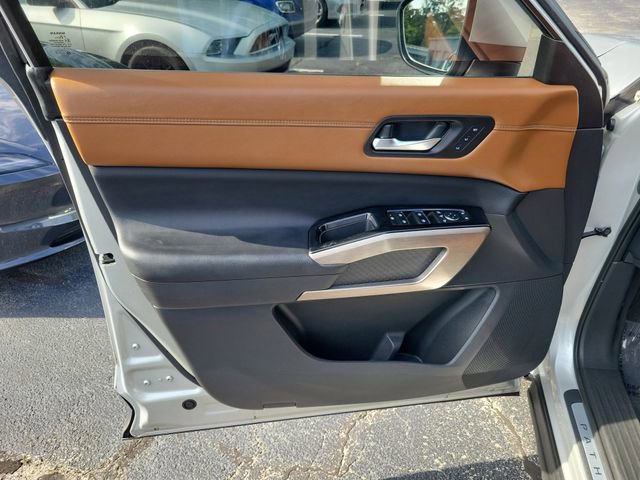 Used 2023 Nissan Pathfinder Platinum w/ Cargo Package AWD/4WD image 10