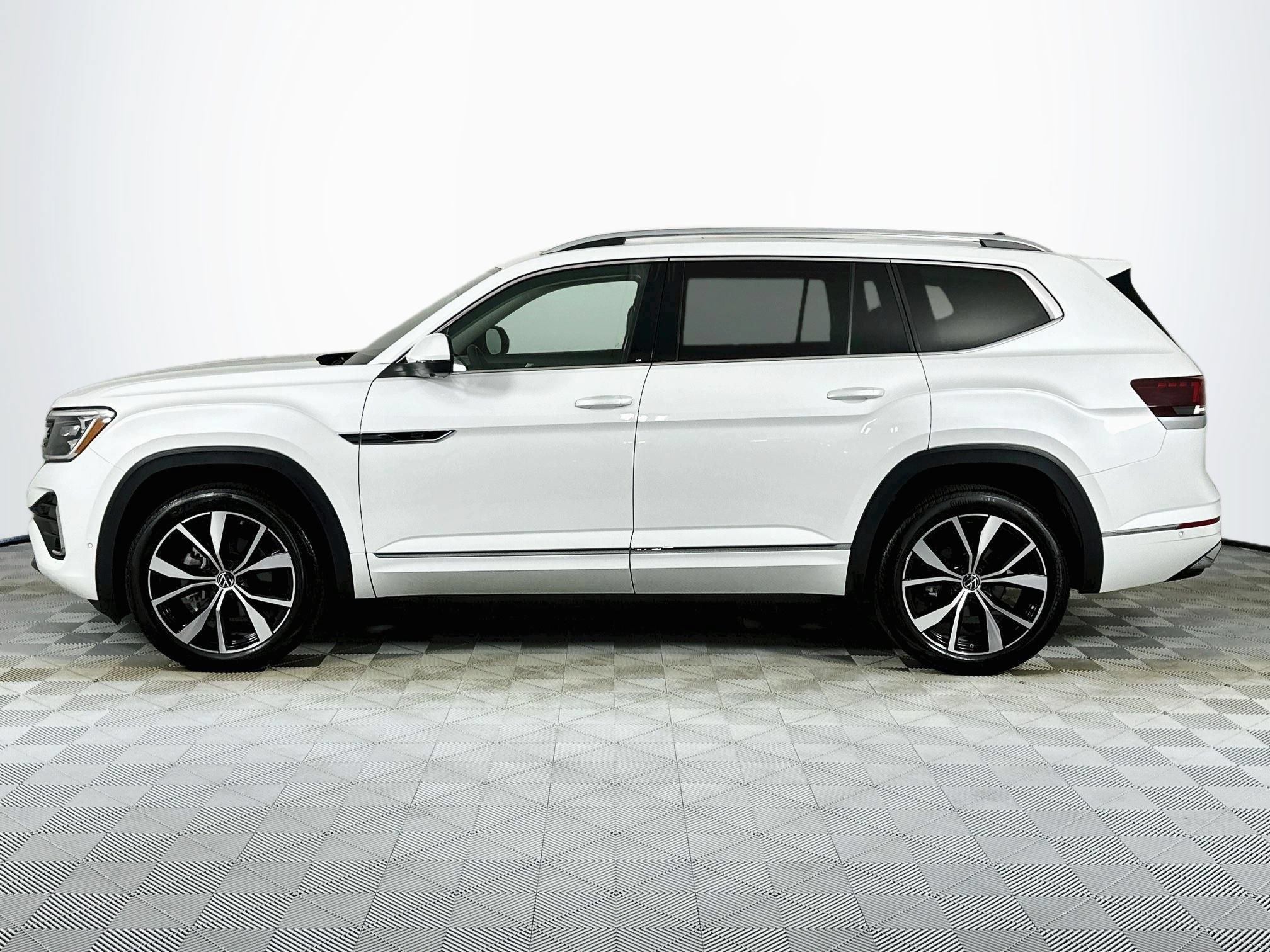 Used 2024 Volkswagen Atlas SEL Premium R-Line AWD/4WD image 8