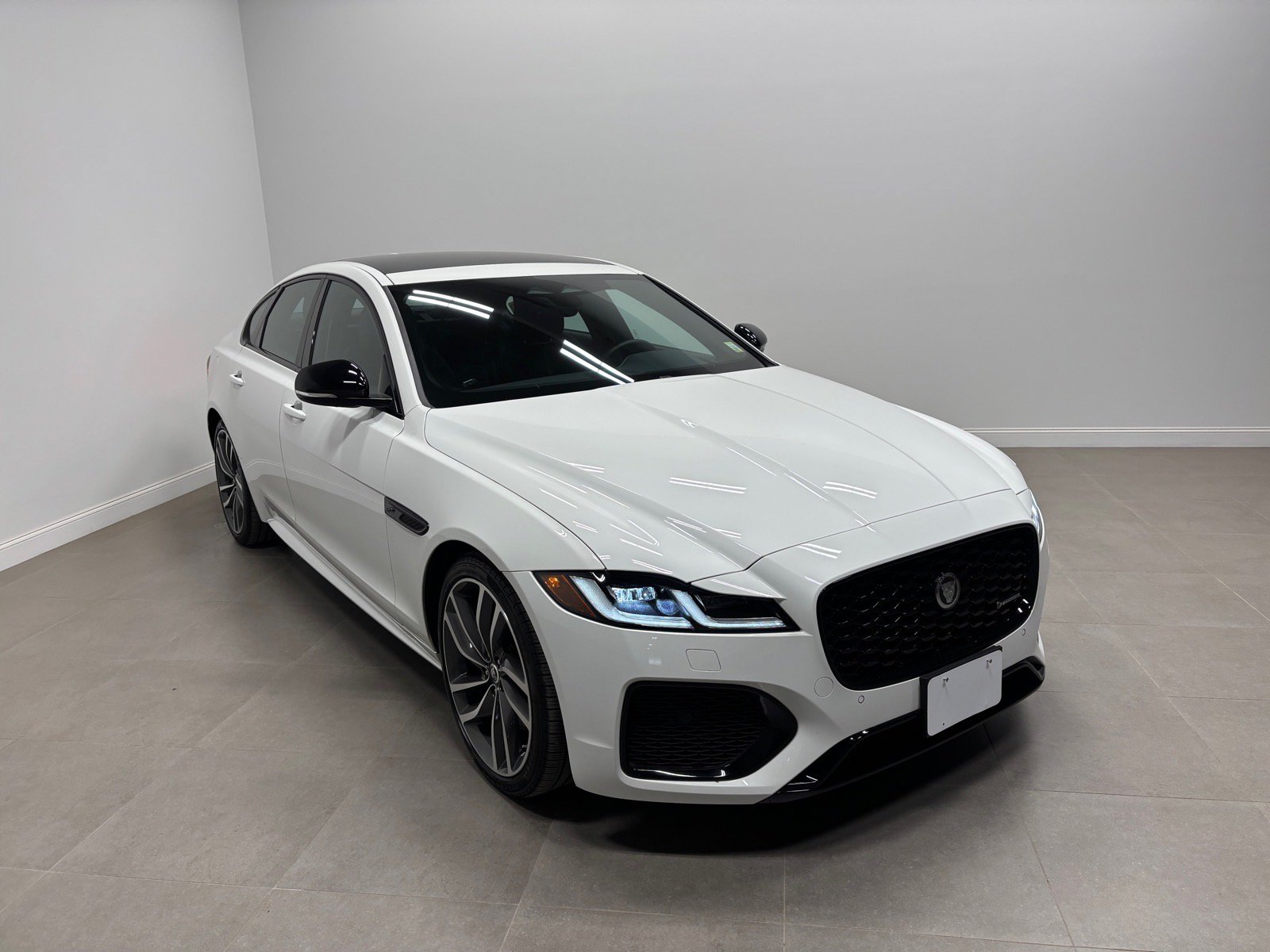 Used 2024 Jaguar XF R-Dynamic SE AWD/4WD image 4