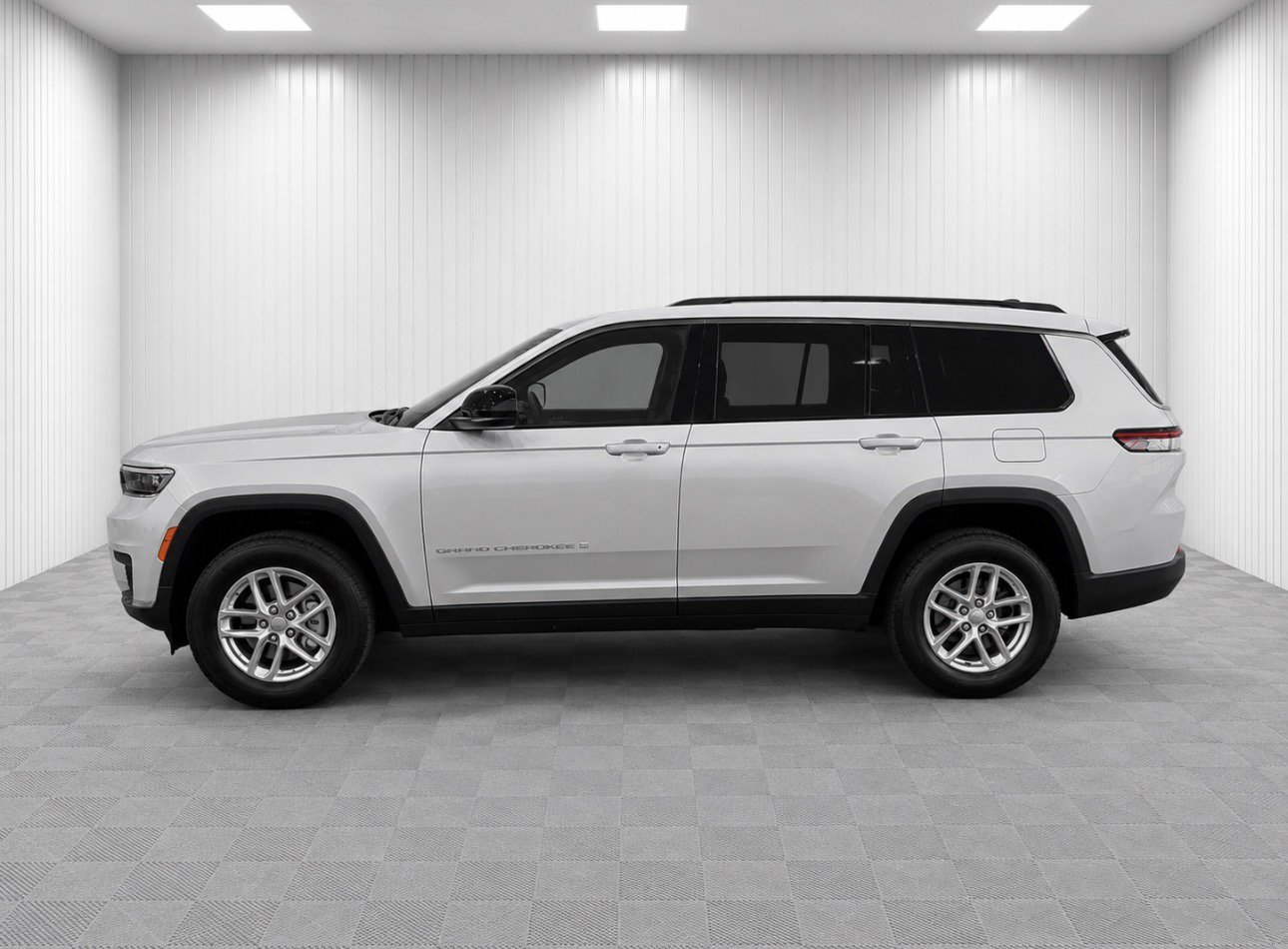 Used 2025 Jeep Grand Cherokee L Laredo RWD image 5