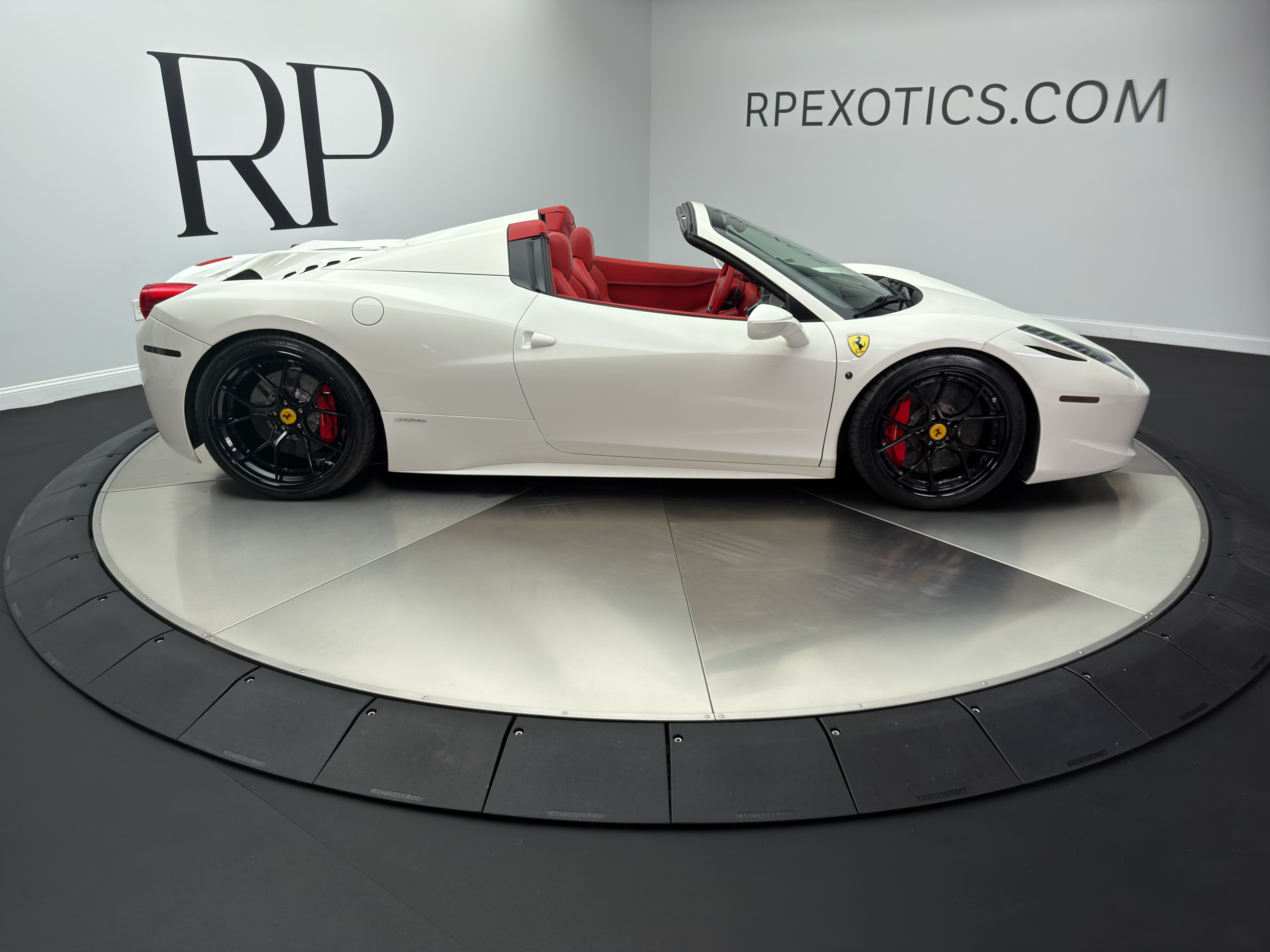 Used 2013 Ferrari 458 Spider RWD image 10