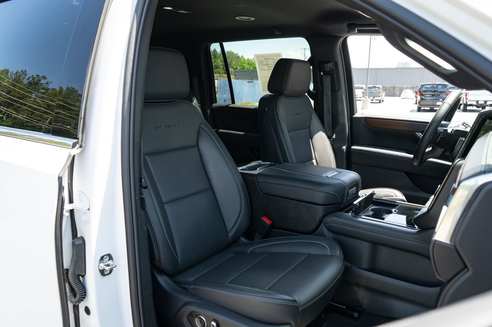 Used 2025 GMC Yukon XL Denali AWD/4WD image 23