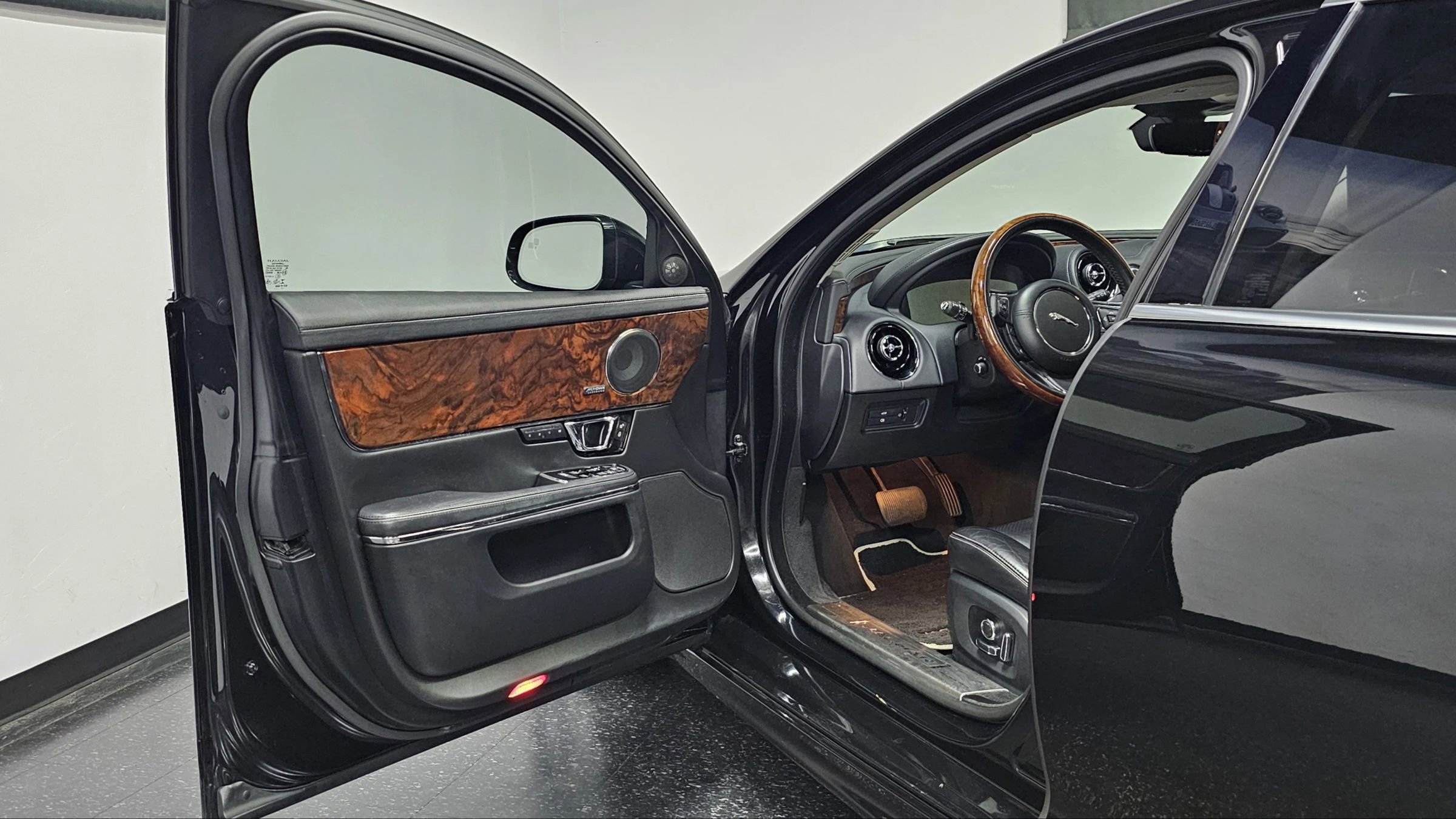 Used 2018 Jaguar XJ R-Sport RWD image 9