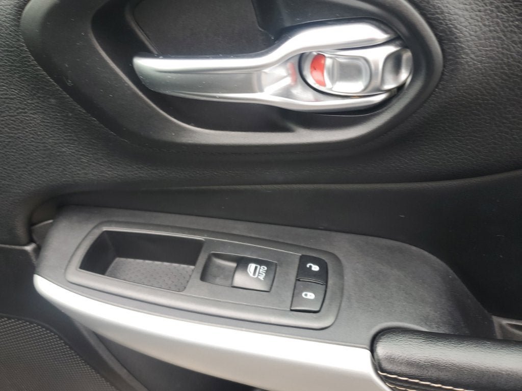 Used 2018 Jeep Cherokee Latitude Plus w/ Cold Weather Group AWD/4WD image 46