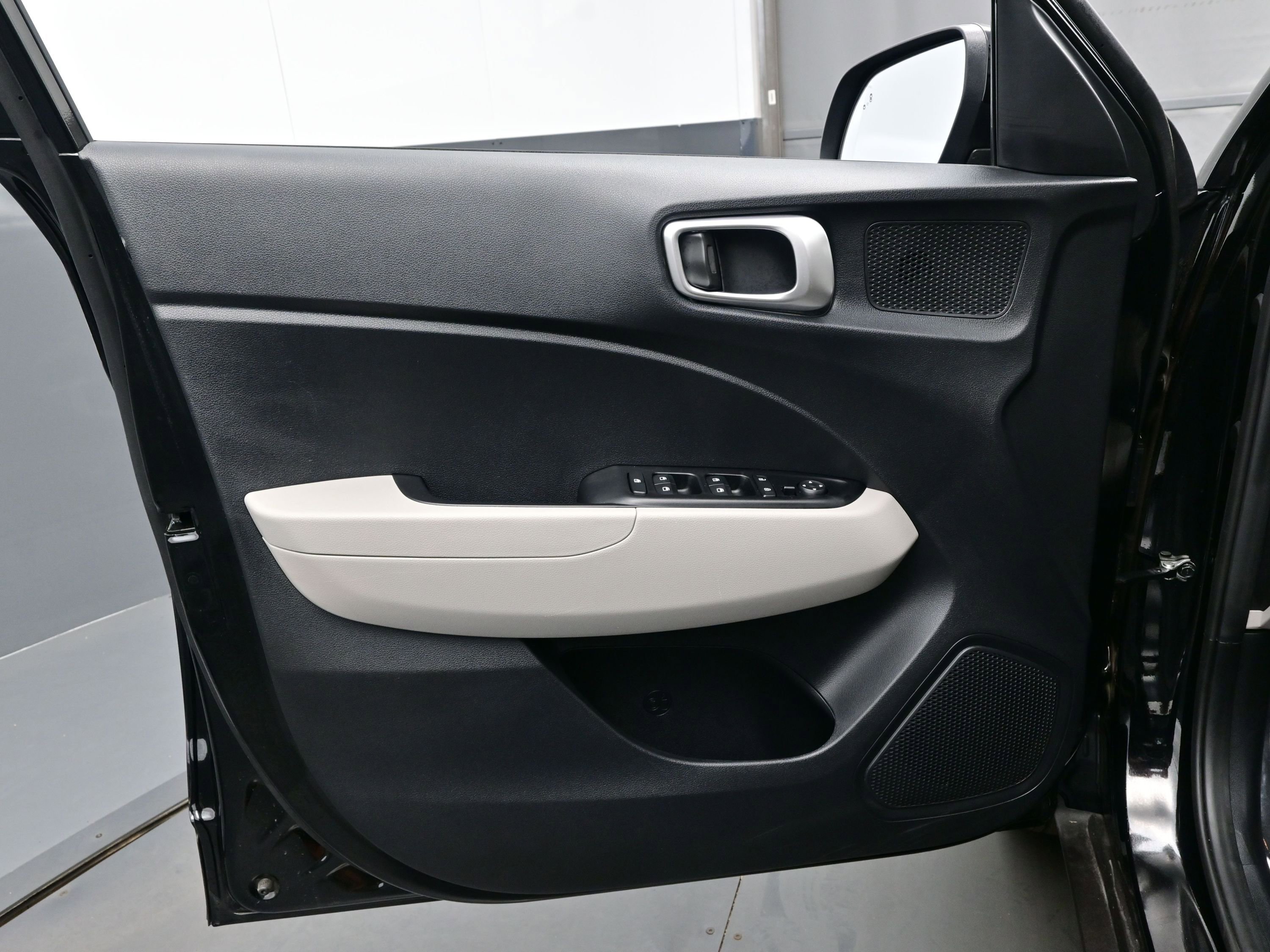 Certified 2025 Hyundai Venue SEL image 10