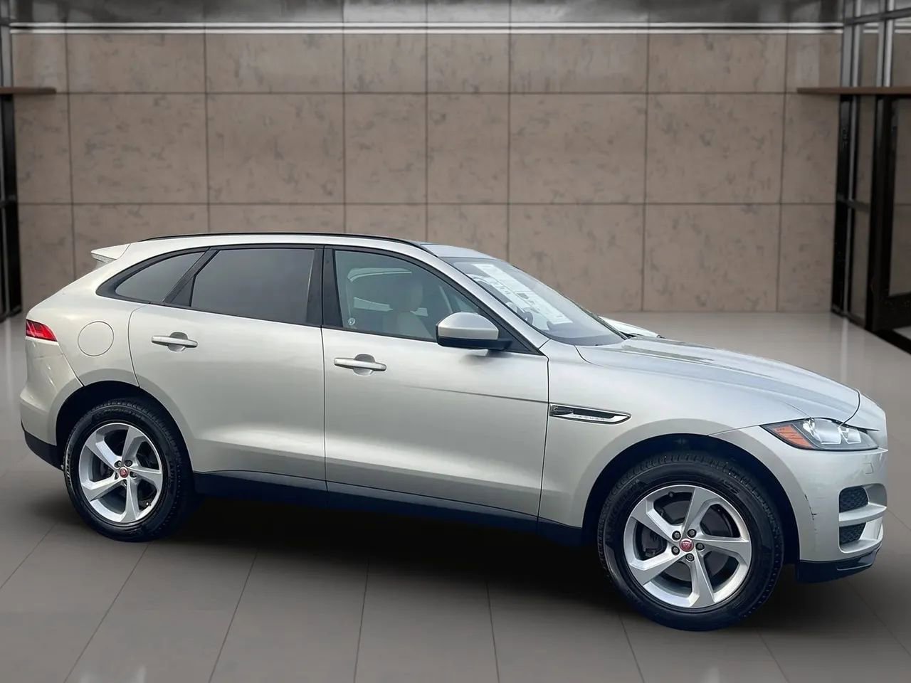 Used 2017 Jaguar F-PACE Premium image 6