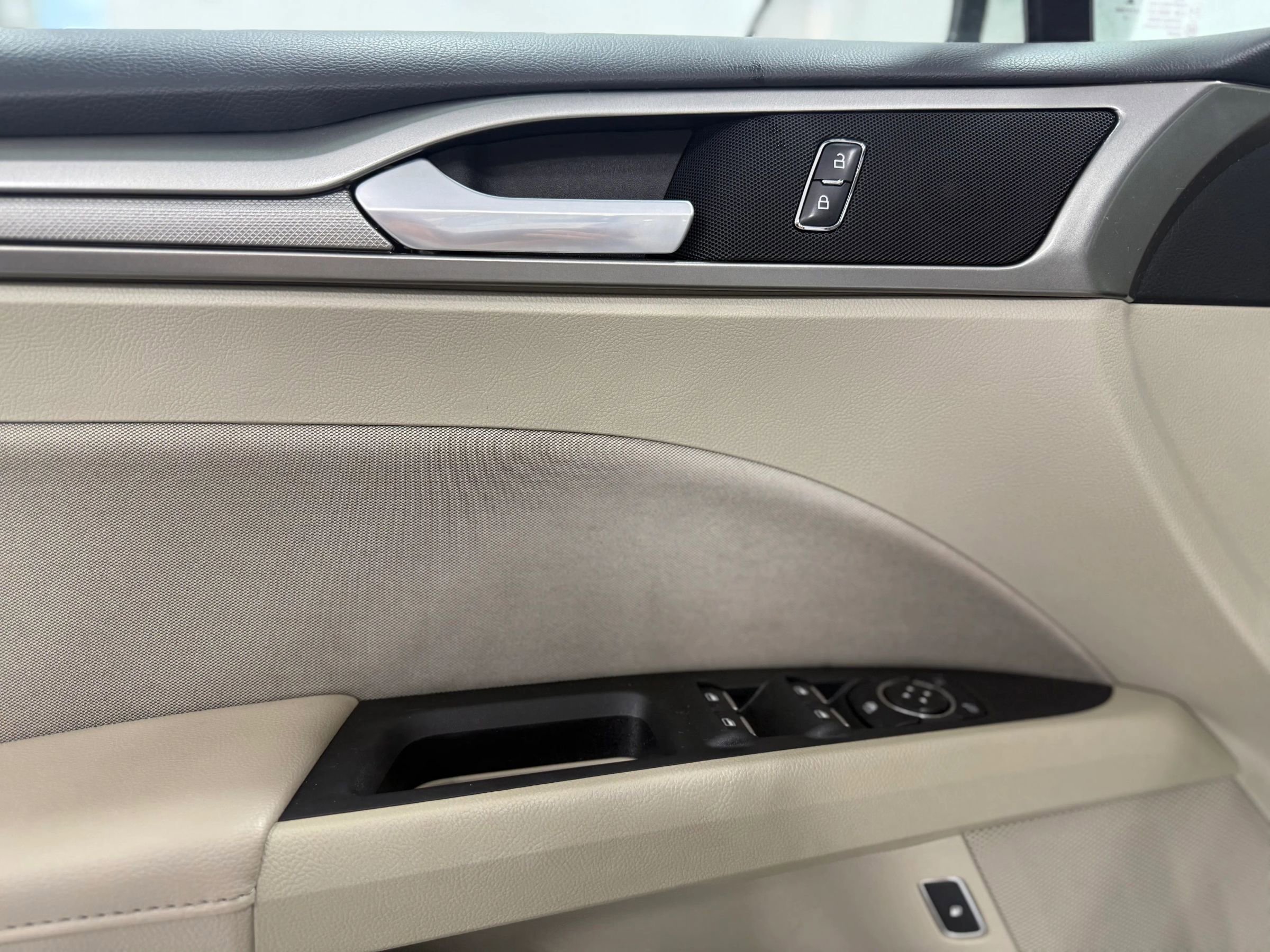 Used 2019 Ford Fusion SE image 12