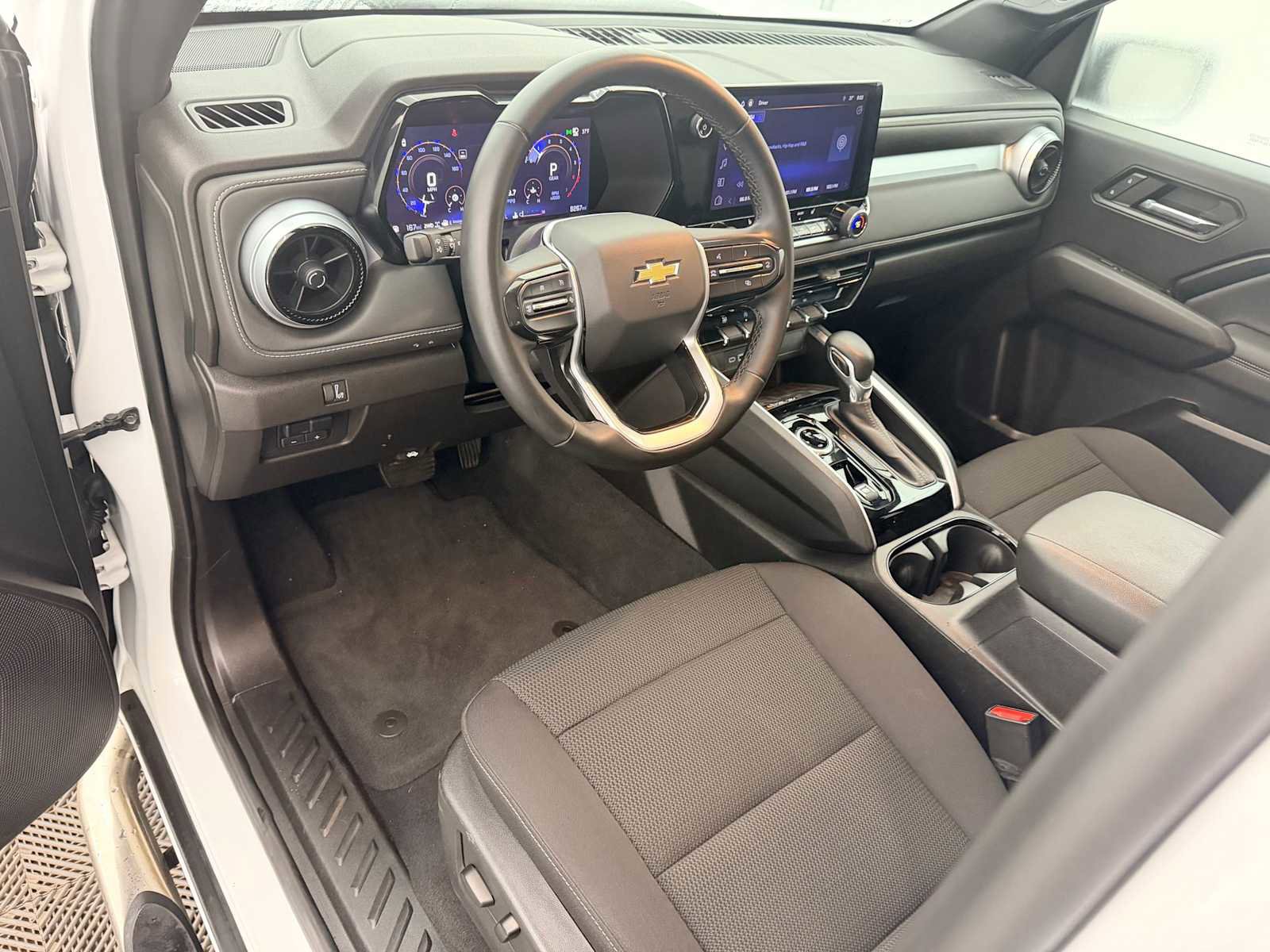 Used 2024 Chevrolet Colorado LT w/ LT Convenience Package II image 2