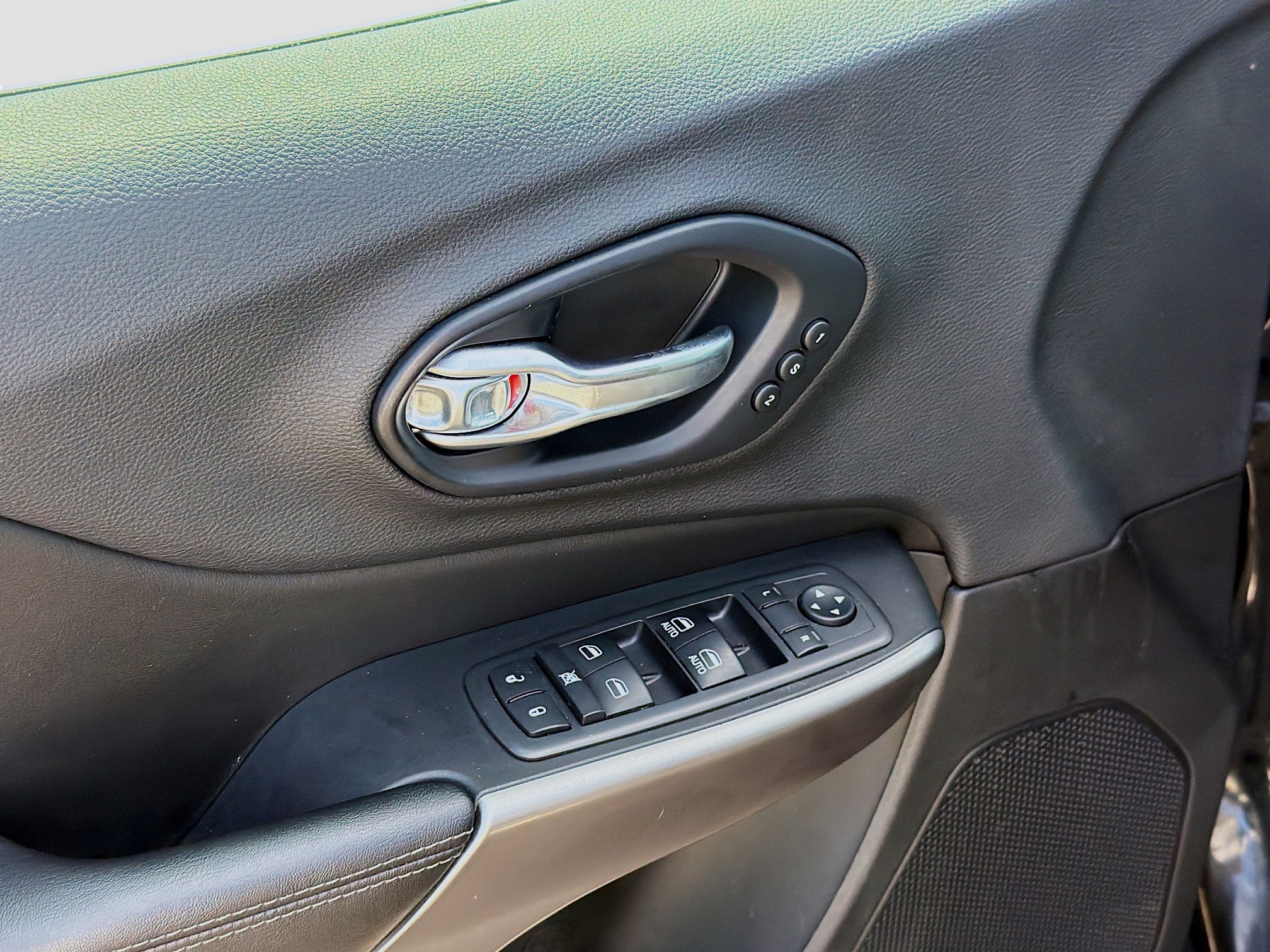 Used 2019 Jeep Cherokee Limited FWD image 22