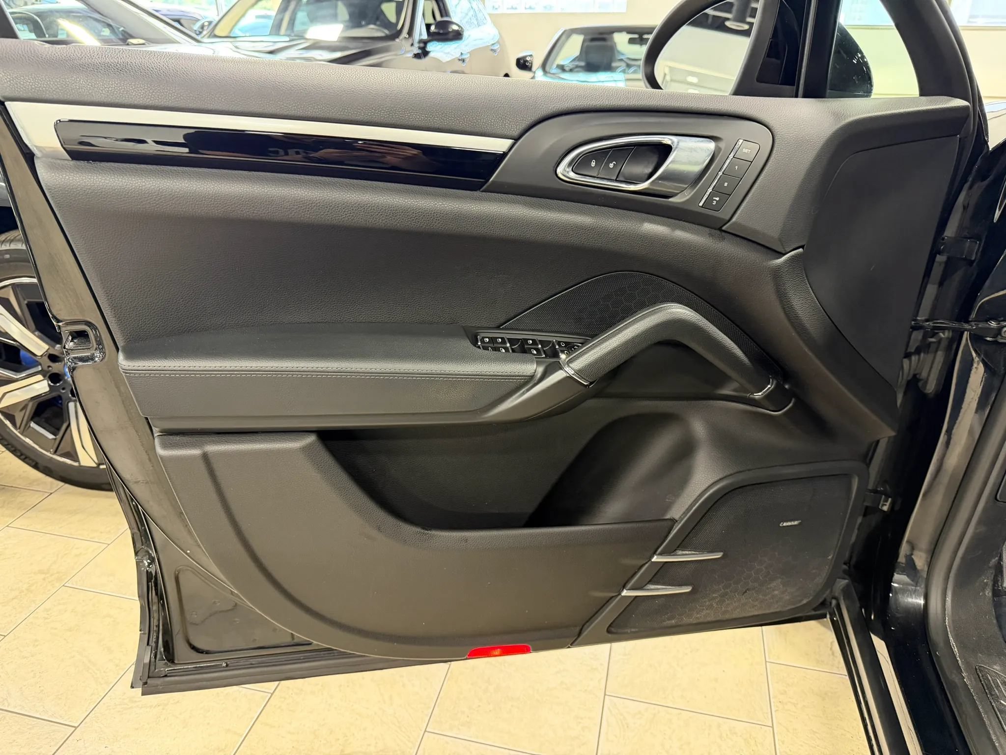 Used 2014 Porsche Cayenne Diesel Platinum Edition AWD/4WD image 33