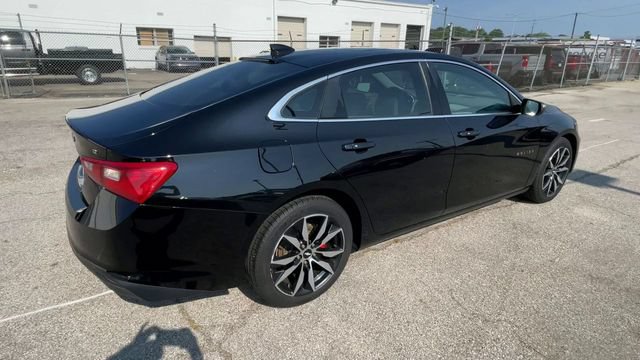 Used 2018 Chevrolet Malibu LT w/ Leather Package FWD image 2