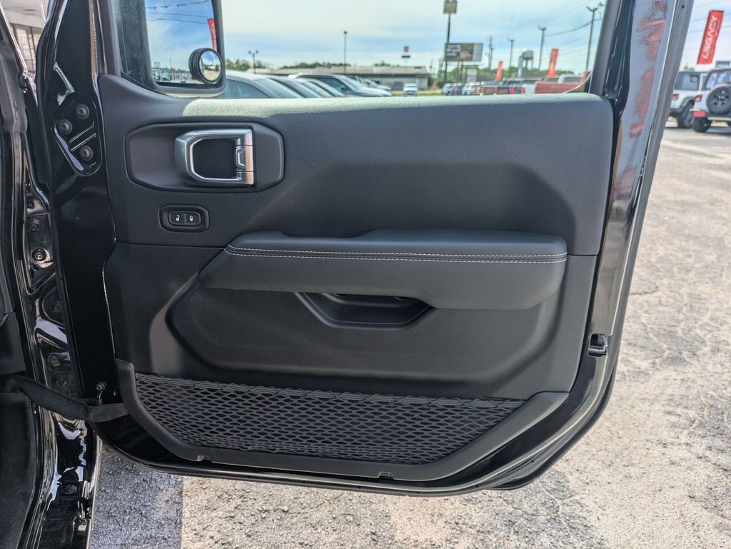 Used 2023 Jeep Wrangler Sahara image 31