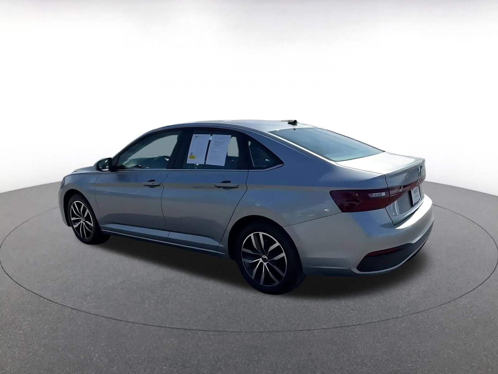 Used 2025 Volkswagen Jetta SE FWD image 10