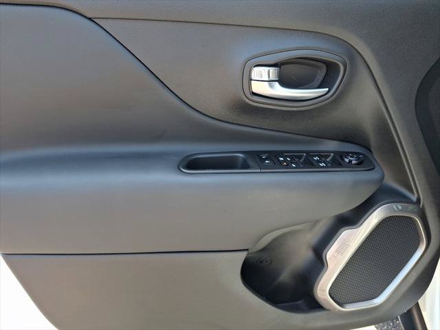 Certified 2022 Jeep Renegade Latitude w/ Convenience Group AWD/4WD image 23