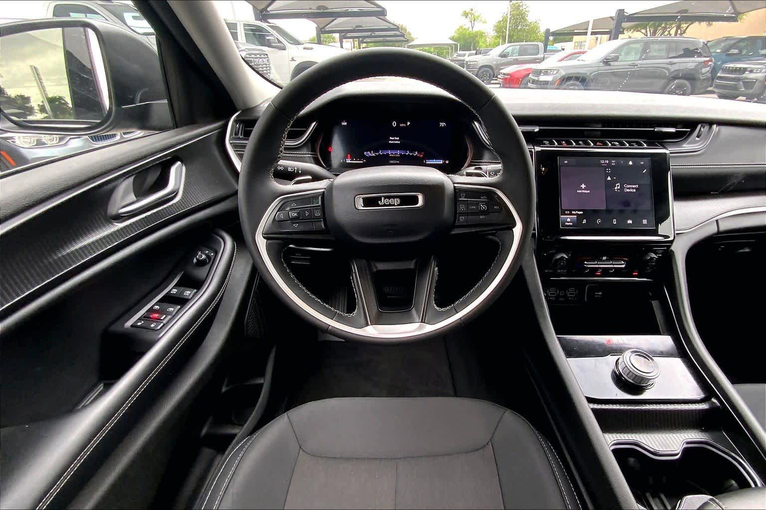 Used 2023 Jeep Grand Cherokee Laredo X RWD image 6