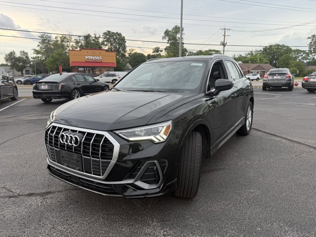 Used 2023 Audi Q3 2.0T Premium Plus w/ Premium Plus Package AWD/4WD image 2