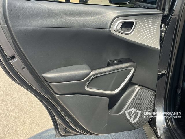 Used 2025 Kia Soul LX w/ LX Technology Package FWD image 19