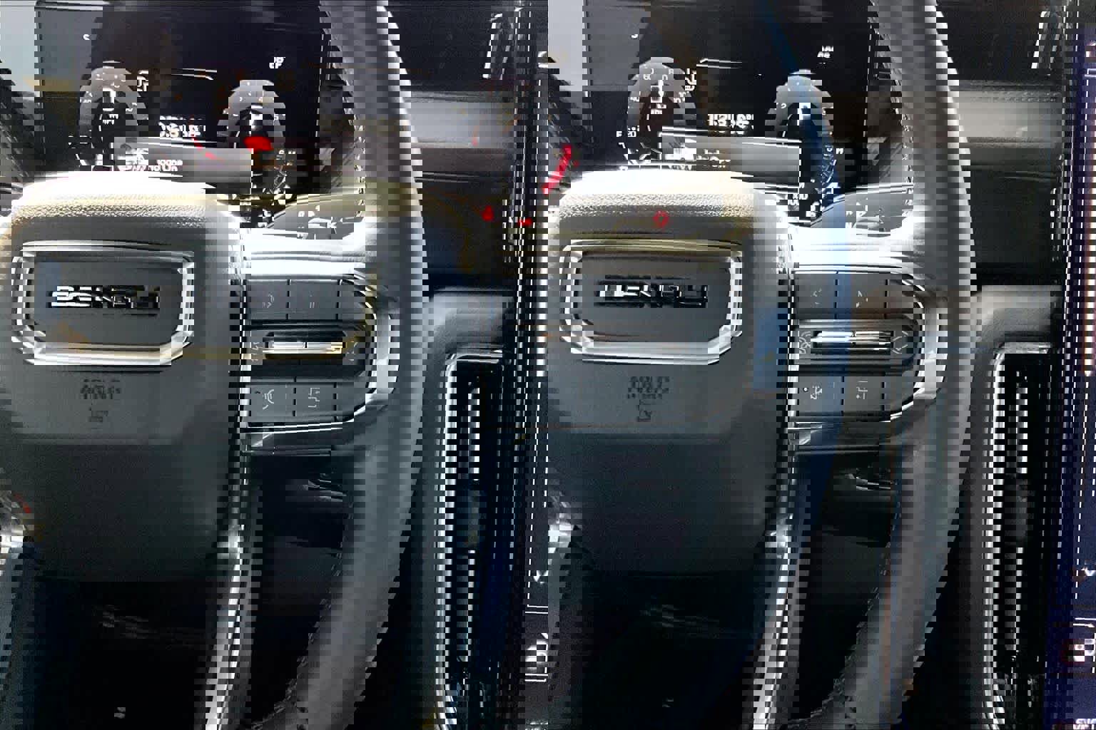 Used 2025 GMC Yukon XL Denali w/ Sun & Power Step Package image 25