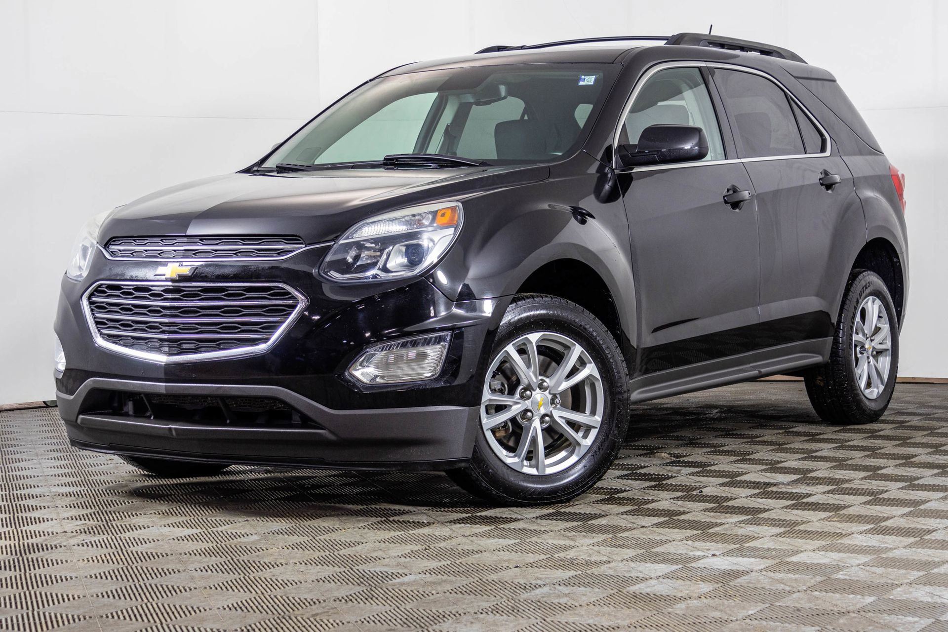 Used 2017 Chevrolet Equinox LT w/ Convenience Package image 2