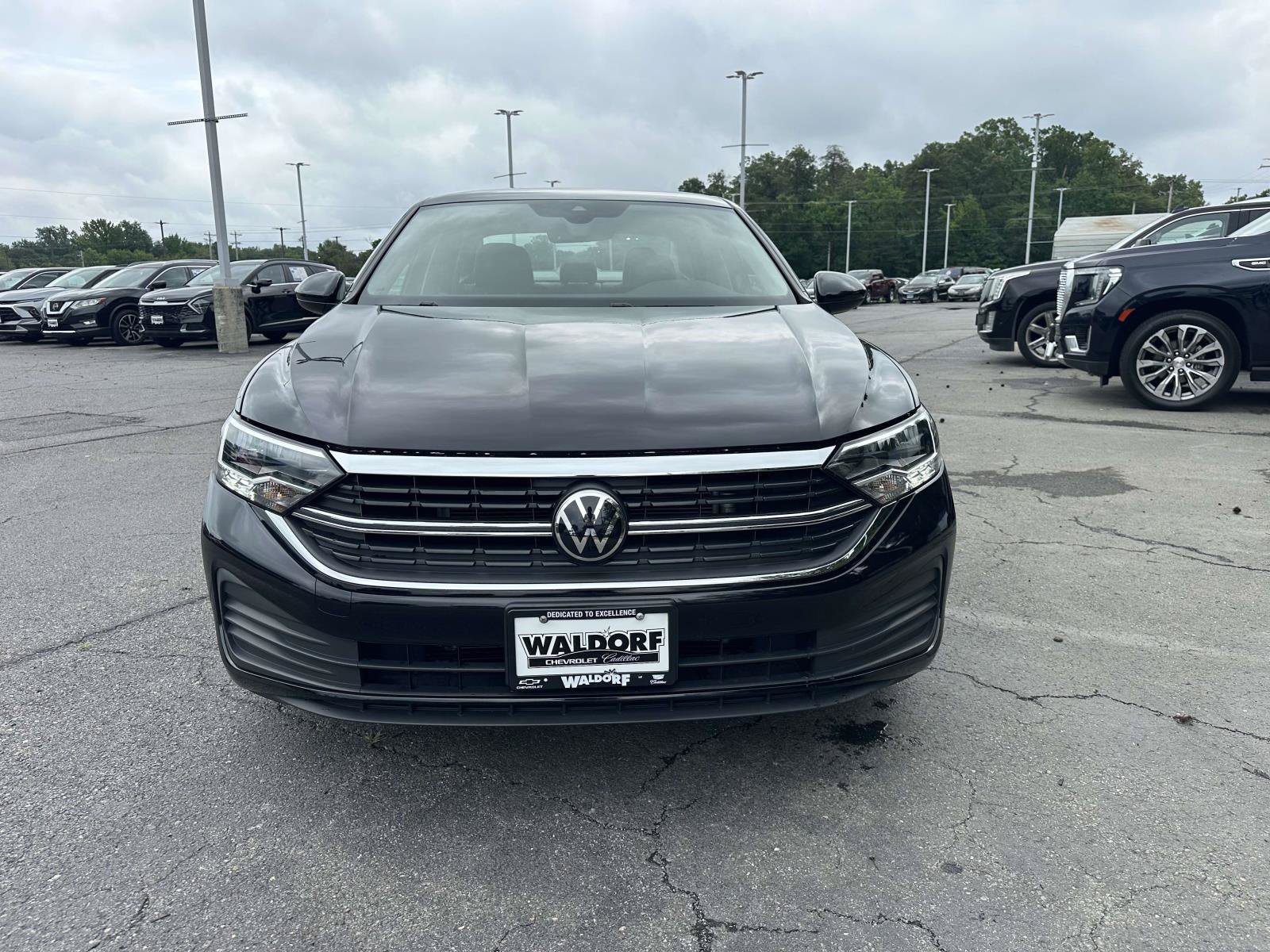 Used 2023 Volkswagen Jetta SE FWD image 2