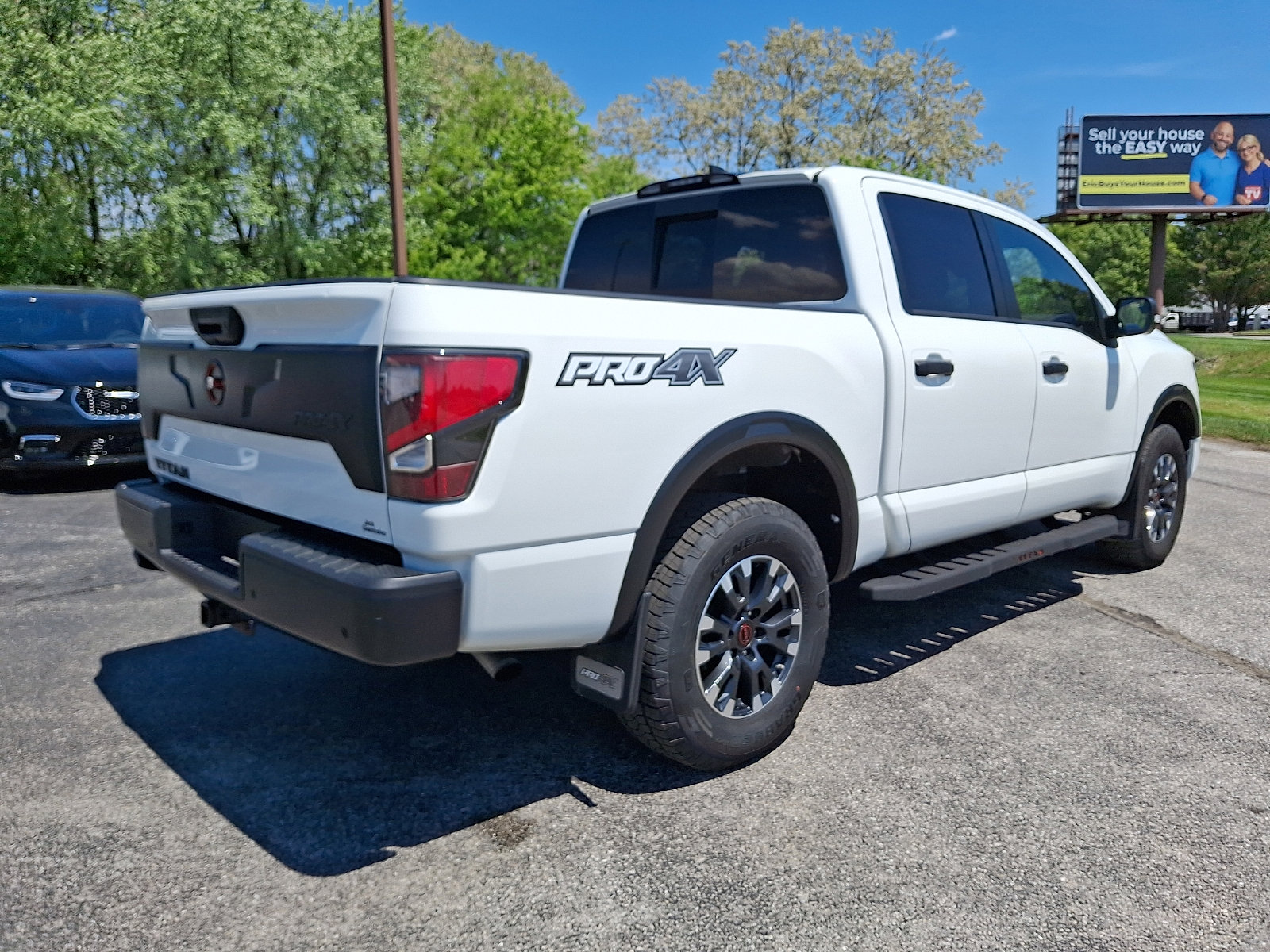 Used 2024 Nissan Titan PRO-4X w/ Pro-4x Convenience Package AWD/4WD image 12