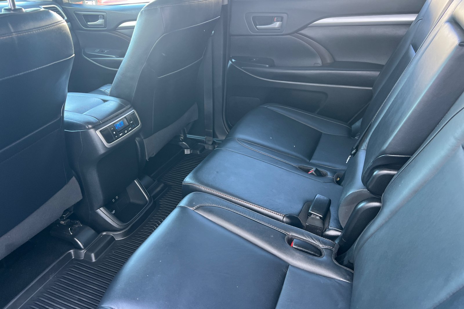 Used 2018 Toyota Highlander XLE AWD/4WD image 9