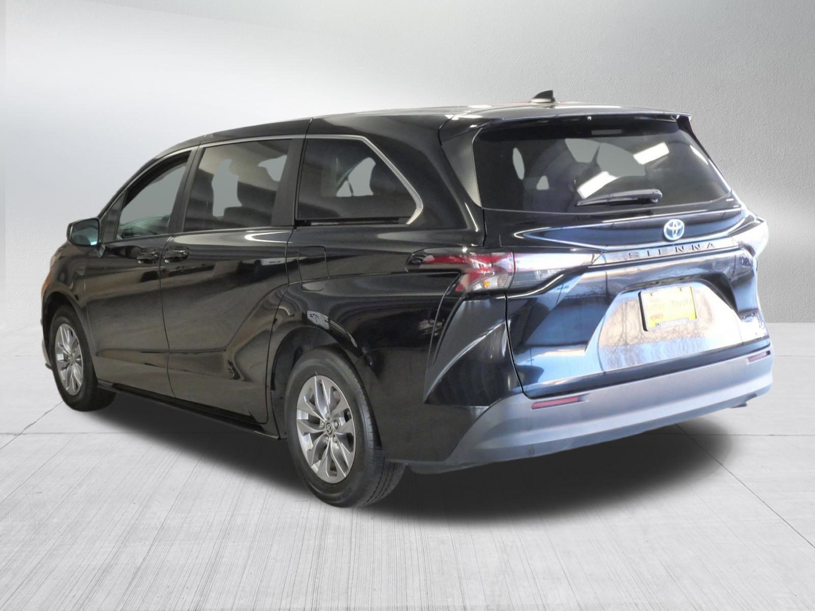 Certified 2024 Toyota Sienna LE image 6