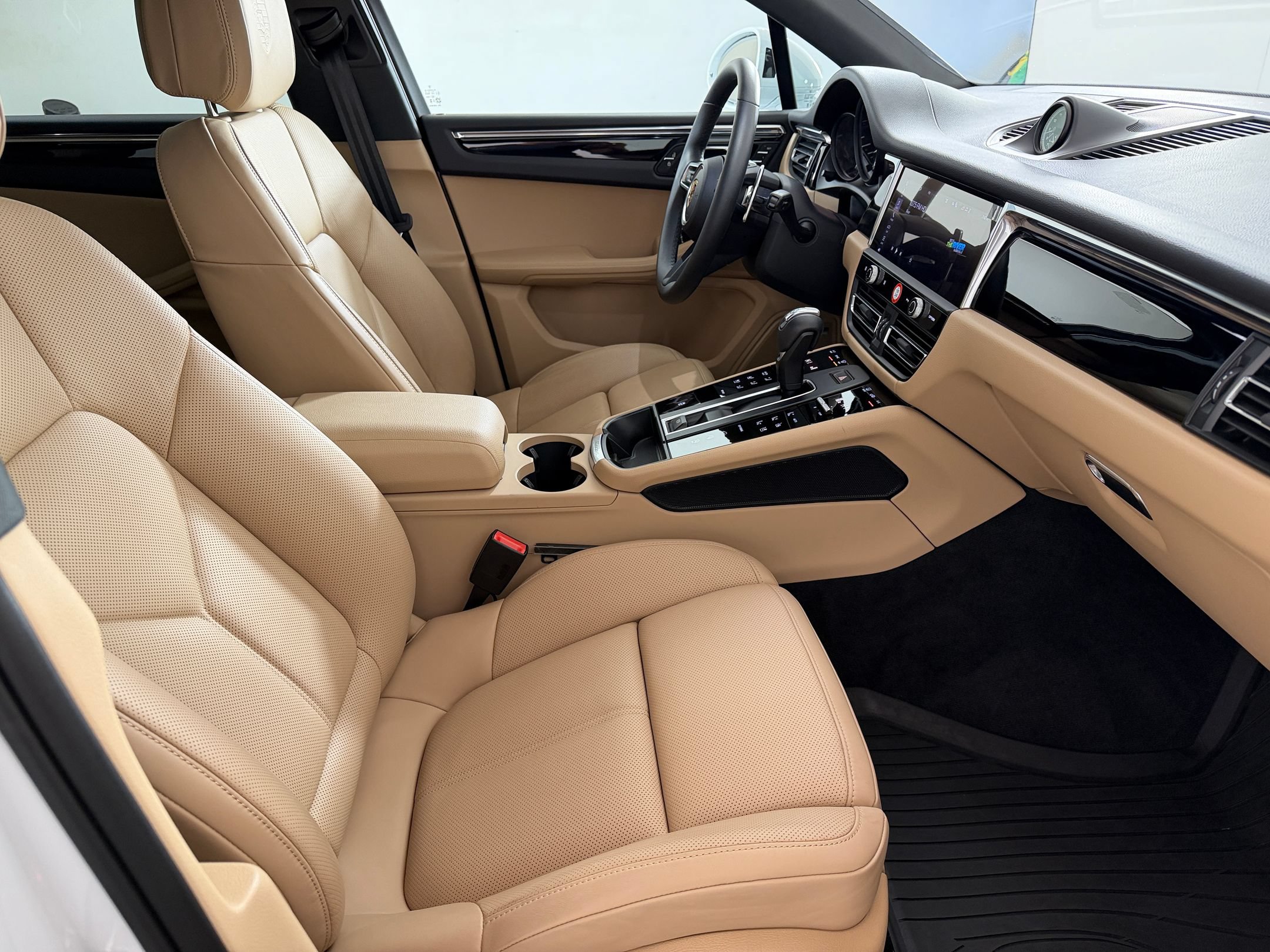 Certified 2026 Porsche Macan AWD/4WD image 31