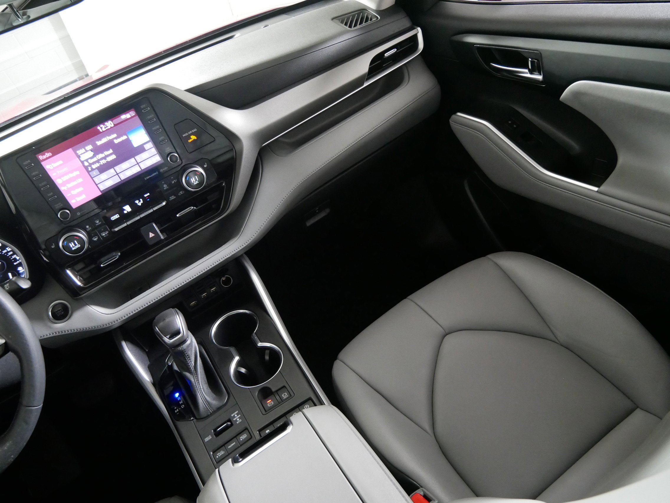 Used 2021 Toyota Highlander XLE AWD/4WD image 11