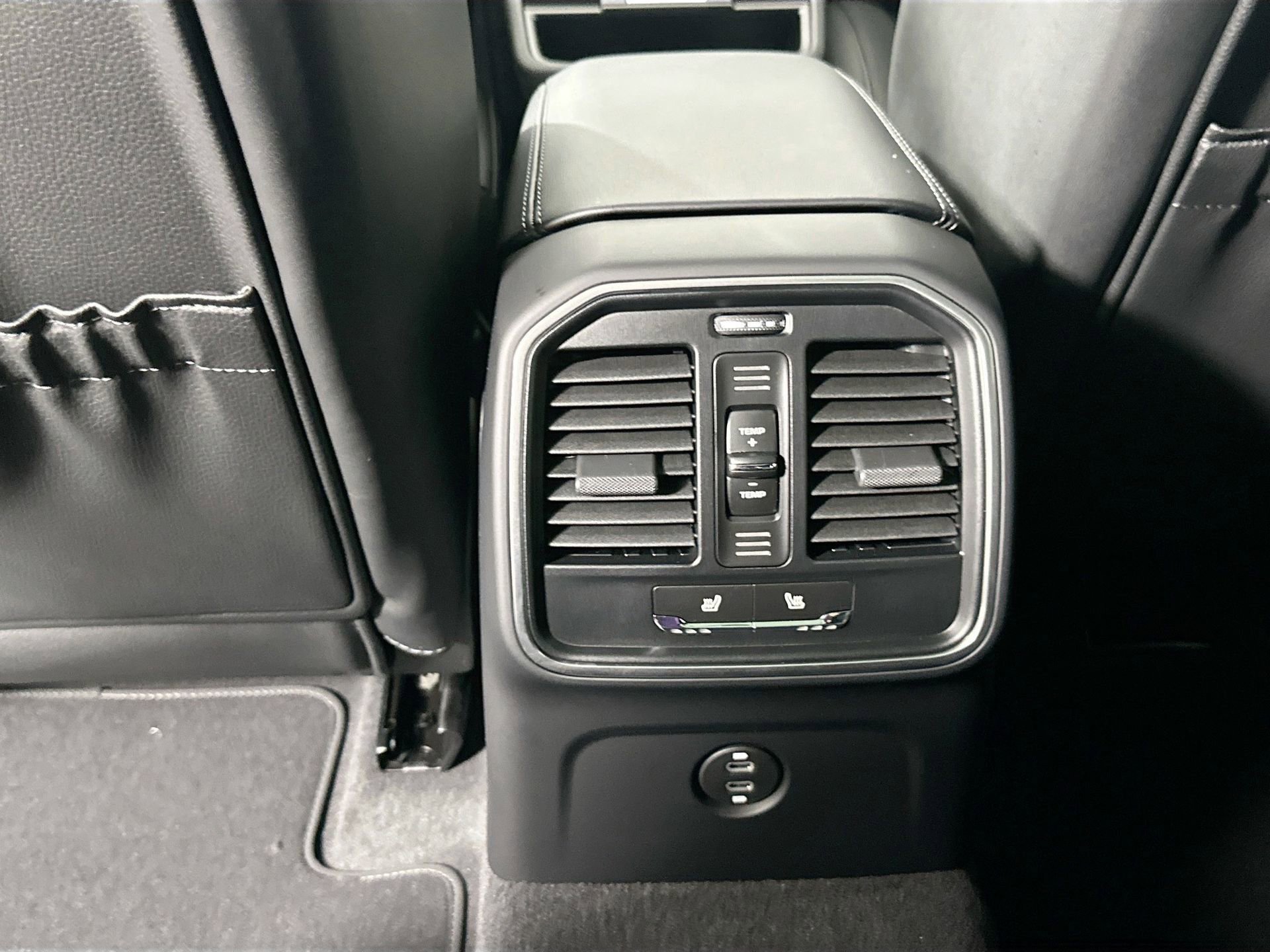 Certified 2025 Porsche Macan image 38