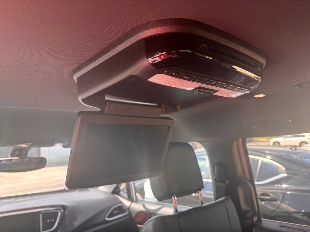 Used 2020 Chrysler Pacifica Touring-L FWD image 11