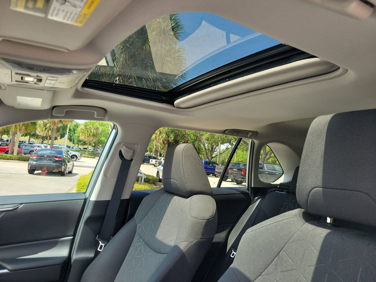 Used 2021 Toyota RAV4 XLE w/ Convenience Package FWD image 19
