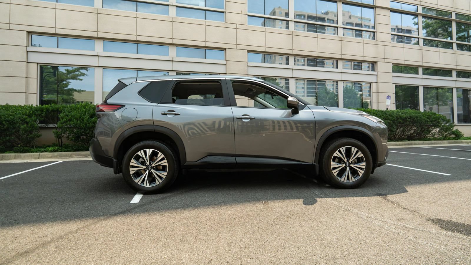 Used 2023 Nissan Rogue SV AWD/4WD image 2