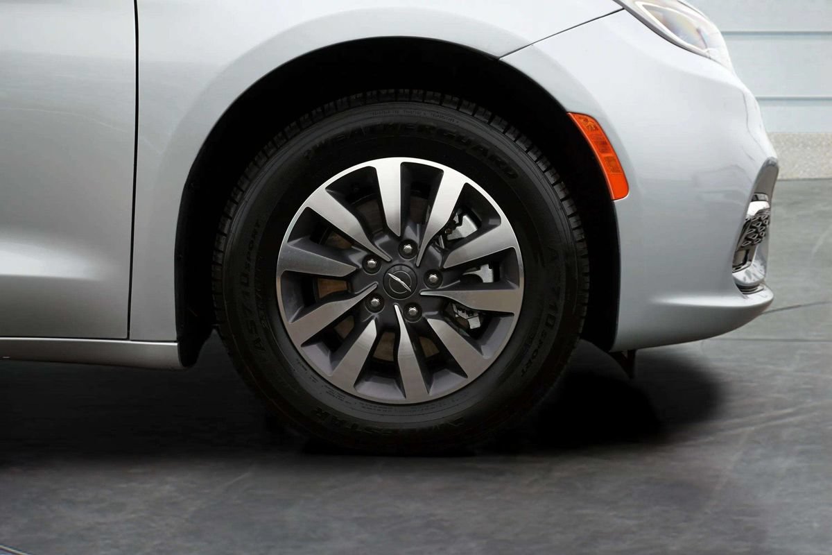 Used 2024 Chrysler Pacifica Limited FWD image 9