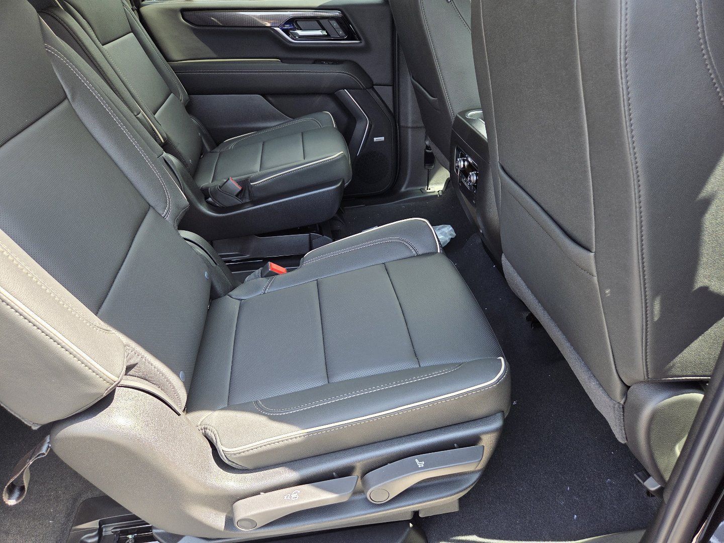 New 2026 GMC Yukon XL Elevation w/ LPO, Elevation Black Package AWD/4WD image 23