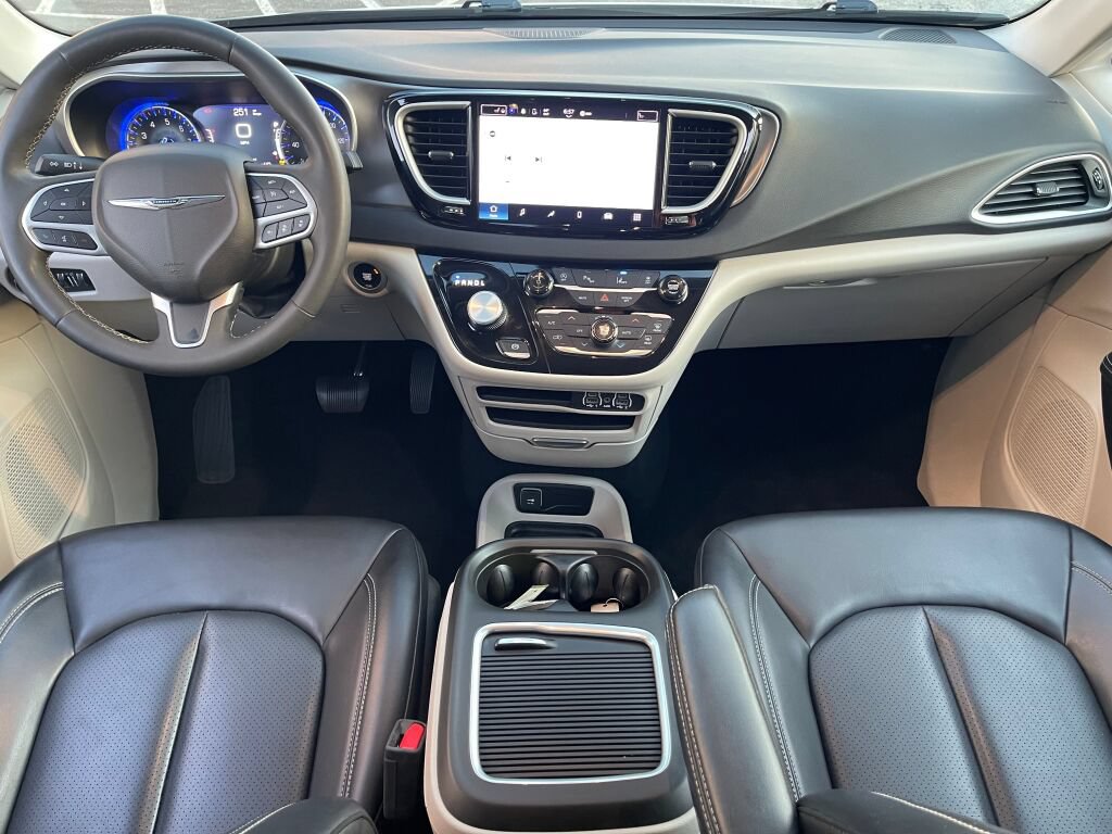 Used 2023 Chrysler Pacifica Touring-L FWD image 30